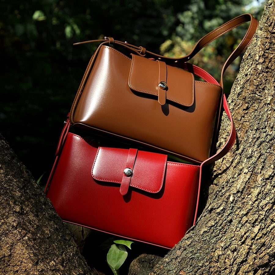 Leather Handheld Shoulder Bag | Effortless Versatile Commuter Elegance